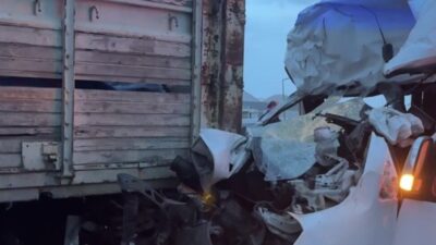 TEM Otoyolu’nun Kocaeli geçişinde servis minibüsü ile kamyonun çarpışması sonucu