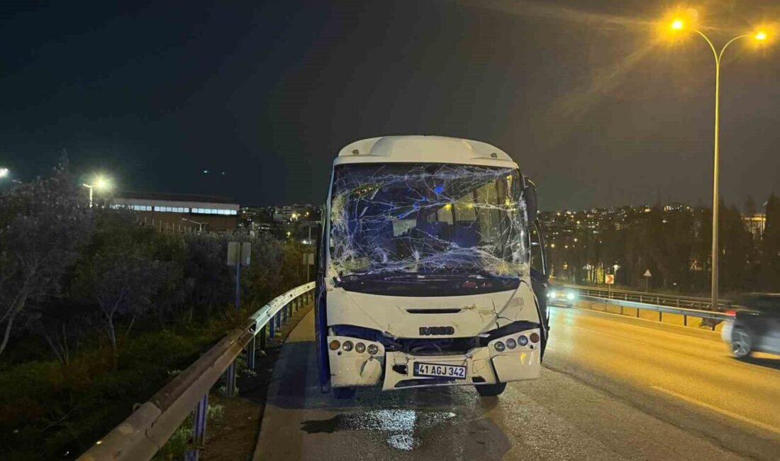Kocaeli’nin Dilovası ilçesi TEM Otoyolu’nda servis minibüsünün tıra çarptığı kazada