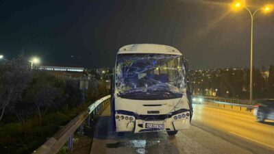 Kocaeli’nin Dilovası ilçesi TEM Otoyolu’nda servis minibüsünün tıra çarptığı kazada
