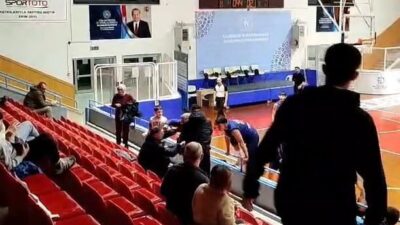 Kocaeli’de oynanan U-16 maçında tribündeki veliler arasında çıkan kavga nedeniyle