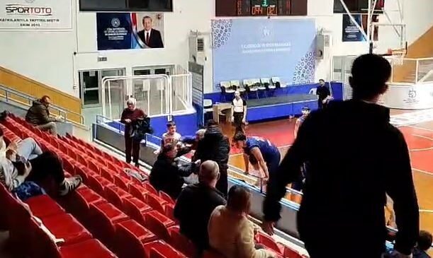 Kocaeli’de oynanan U-16 maçında tribündeki veliler arasında çıkan kavga nedeniyle