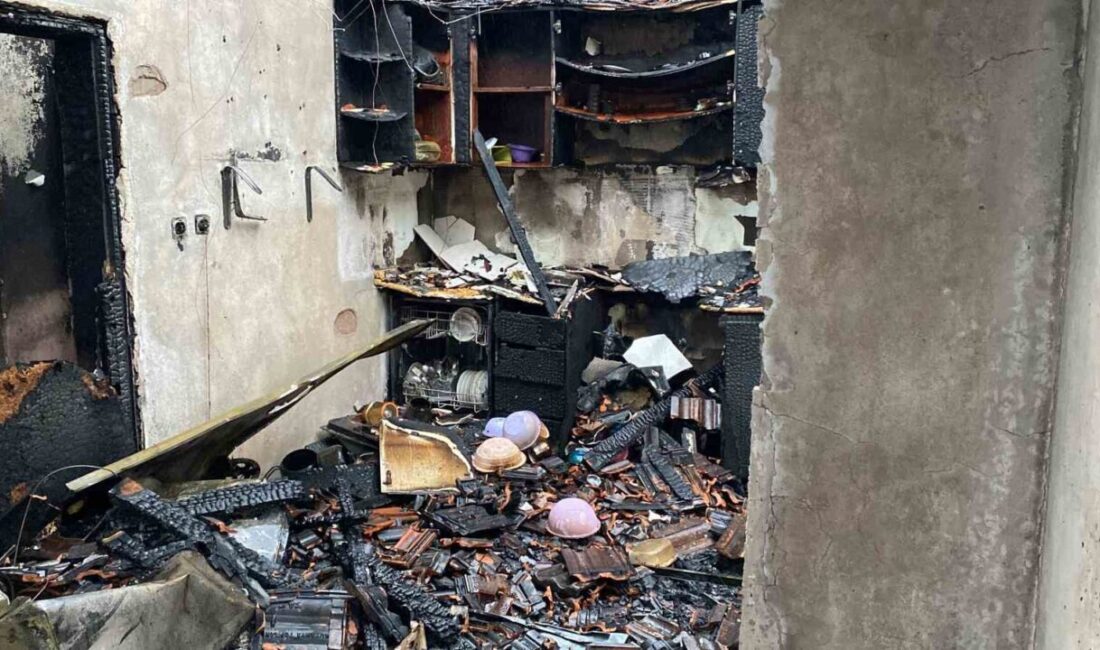 Kocaeli’nin Körfez ilçesinde etkili olan fırtına nedeniyle çok sayıda evin