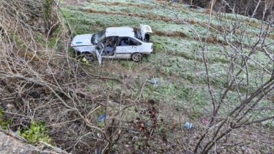 Bilecik’te seyir halinde kontrolden çıkan otomobil şarampole uçarken, 3 kişi