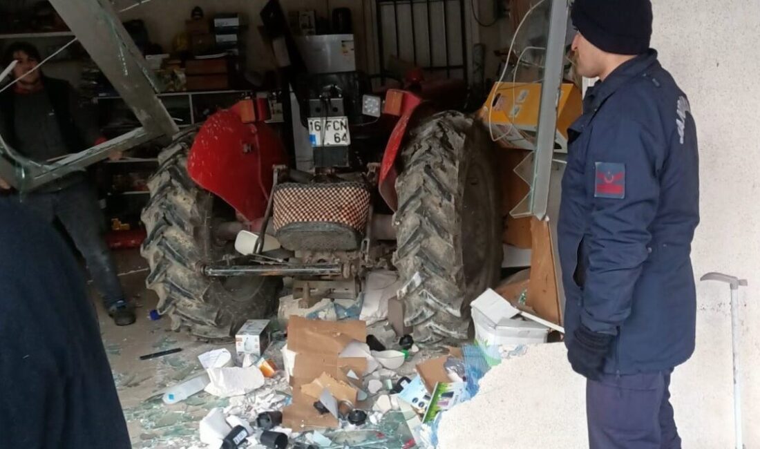 Bilecik’te kontrolden çıkan traktör temizlik malzemeleri satan bir iş yerine