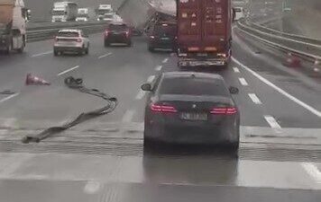 Kuzey Marmara Otoyolu’nun Kocaeli geçişinde seyir halindeki tırın fırtına nedeniyle