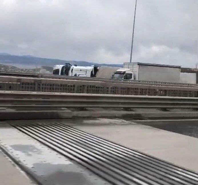 Kuzey Marmara Otoyolu’nun Kocaeli kesiminde etkili olan şiddetli fırtına nedeniyle