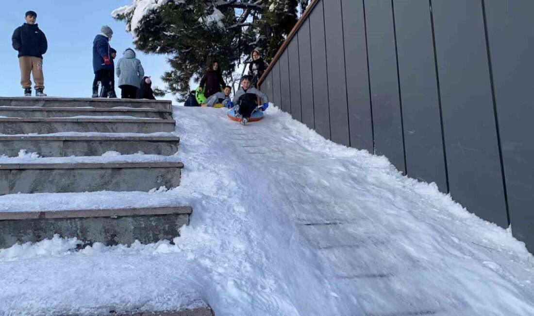 Merdiven değil kayak pisti: Bolulu miniklerin kayak eğlencesi Bolu’da Kent Meydanı’nda merdivenleri kayak pistine çeviren çocuklar, şambrellerle kayarak