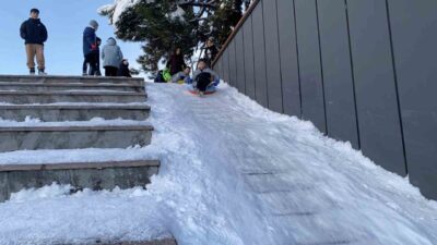 Bolu’da Kent Meydanı’nda merdivenleri kayak pistine çeviren çocuklar, şambrellerle kayarak
