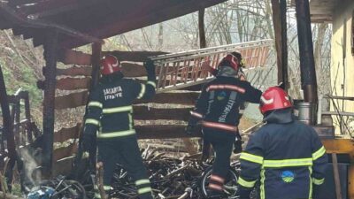 Sakarya’nın Akyazı ilçesinde tek katlı evin bitişiğindeki odunlukta çıkan yangın