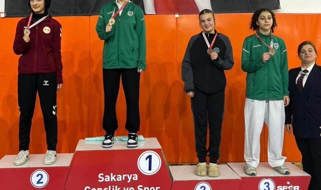Sakarya Büyükşehir Belediyesi Spor Kulübü karate sporcuları, Camili Spor Salonu’nda