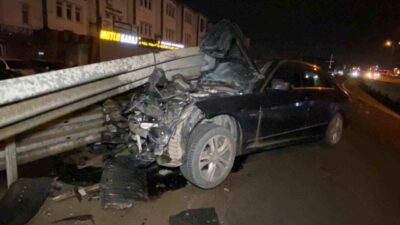 Kocaeli’de seyir halindeki otomobil bariyere saplanarak kullanılamaz hale geldi, sürücü