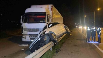 Kocaeli’nin Kartepe ilçesinde kontrolden çıkan otomobil, bariyerlerin üzerinde 15 metre