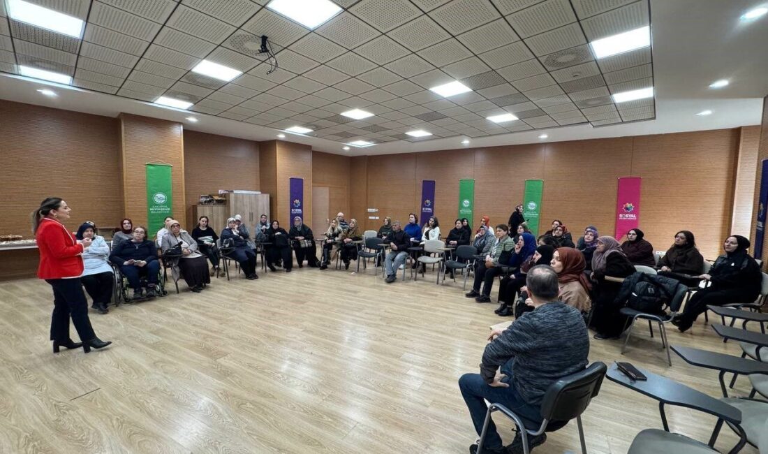 Sakarya’da Sosyal Gelişim Merkezi’nde (SGM) gerçekleştirilen seminerde bir araya gelen