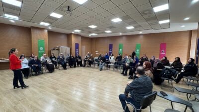 Sakarya’da Sosyal Gelişim Merkezi’nde (SGM) gerçekleştirilen seminerde bir araya gelen