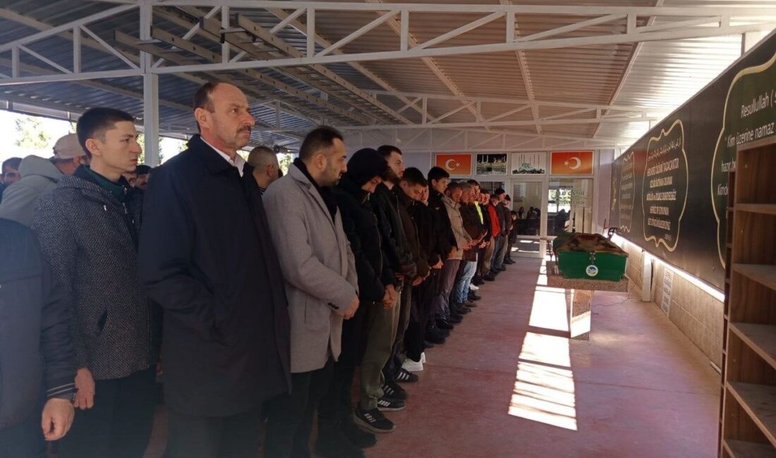 Pencereden düşerek hayatını kaybeden 8. sınıf öğrencisi son yolculuğuna uğurlandı Sakarya’nın Karasu ilçesinde ders işlendiği esnada lavabo ihtiyacı olduğunu belirterek