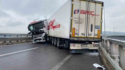 Kocaeli Kuzey Marmara bağlantı yolunda sağanak yağış nedeniyle kayganlaşan yolda