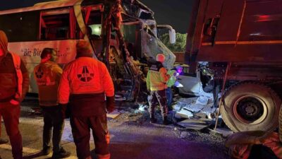 TEM Otoyolu’nun Sakarya geçişinde yolcu otobüsü, hafriyat kamyonu ve iki