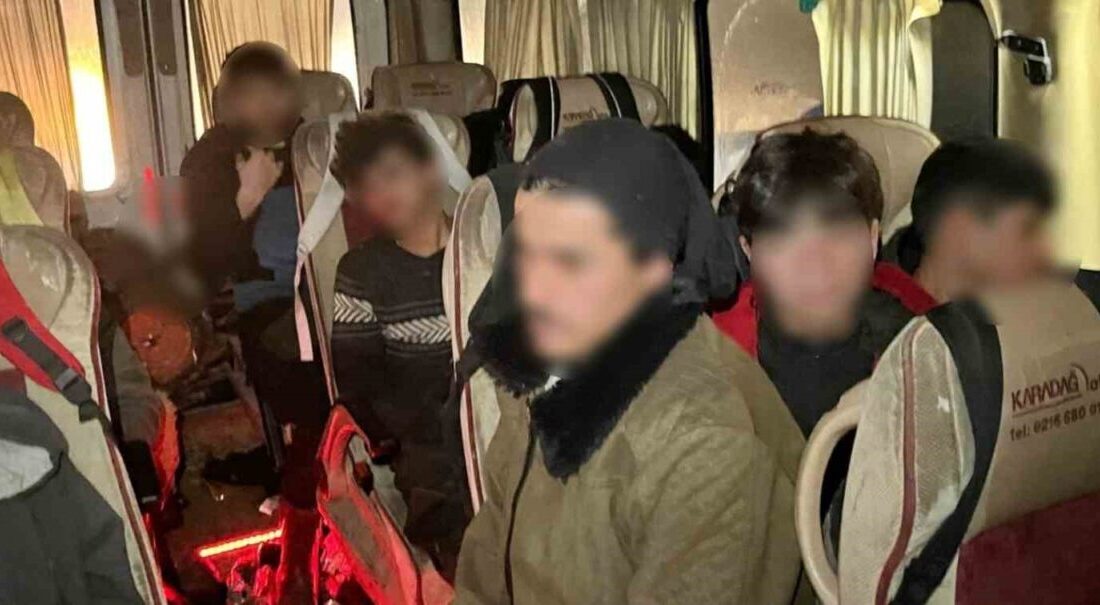 Sakarya’da jandarma ekiplerince gerçekleştirilen denetimlerde 32 düzensiz göçmen yakalandı, göçmen