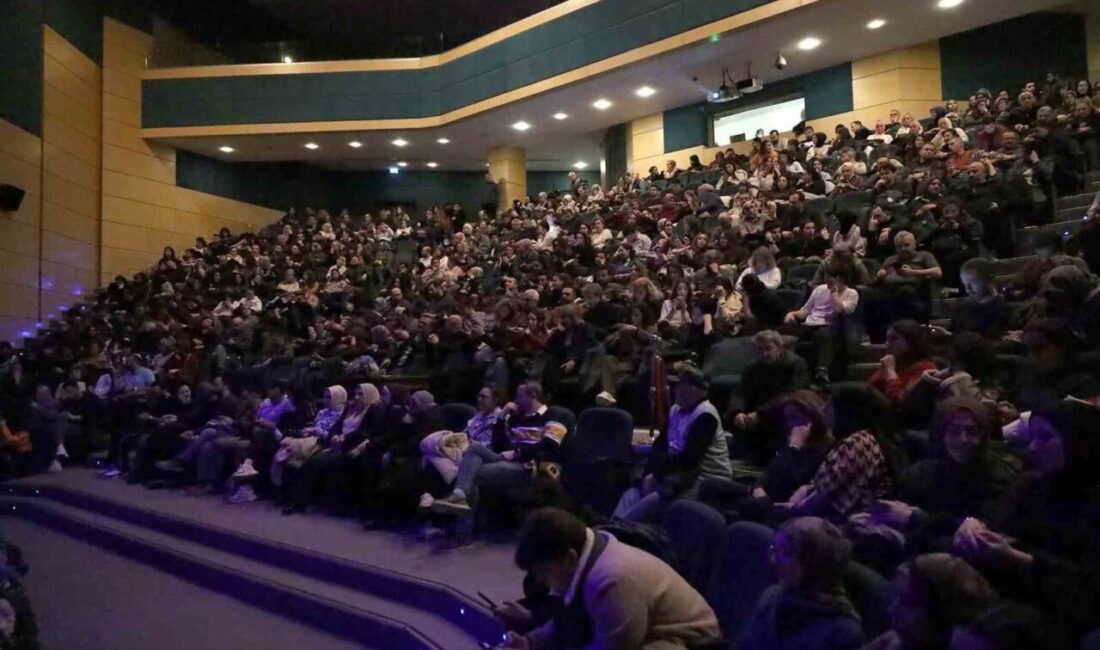 Sakarya’da sahnelenen “Güne Bakan Cam Kırıkları” adlı tiyatro oyunu, usta