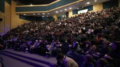 Sakarya’da sahnelenen “Güne Bakan Cam Kırıkları” adlı tiyatro oyunu, usta