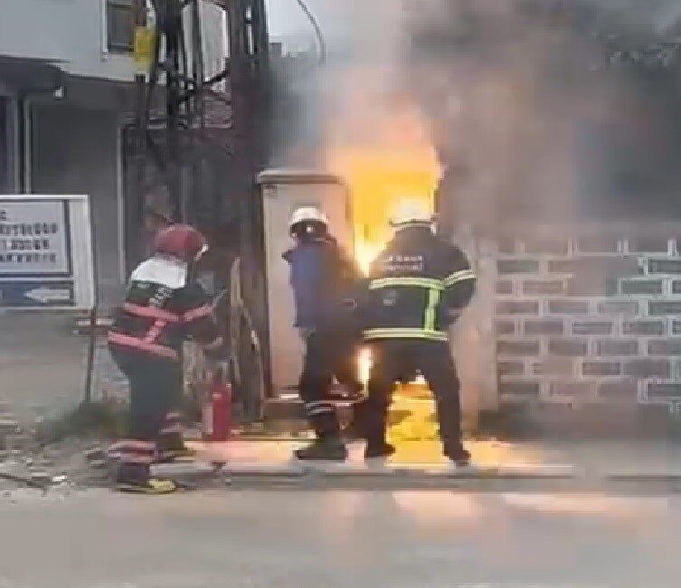 Sakarya’nın Akyazı ilçesinde trafoda çıkan yangına ekiplerin müdahalesi esnasında yaşanan