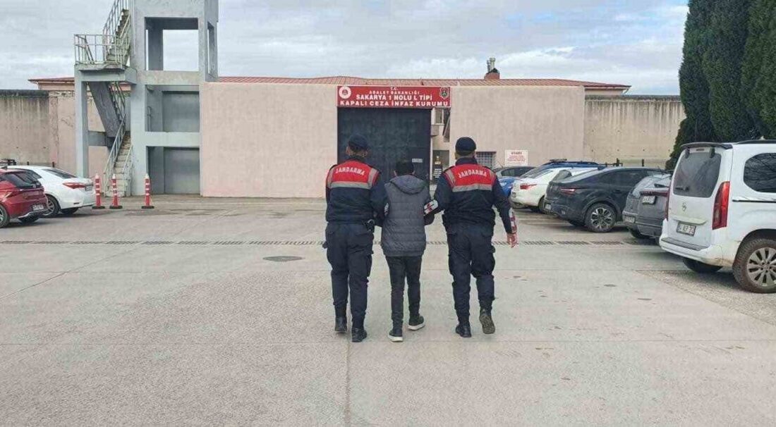 Sakarya’da yılın ilk haftasında çeşitli suçlardan aranan toplam 301 şahıs yakalandı Sakarya’da İl Jandarma Komutanlığı ekiplerince aranan şahısların yakalanmasına yönelik yeni