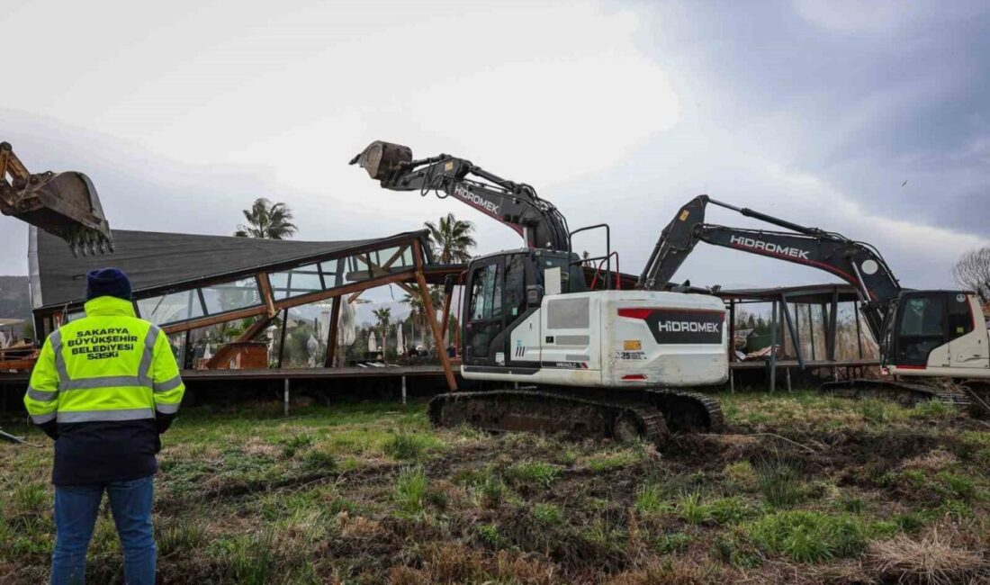 Sakarya’da Sapanca Gölü kıyı şeridini kaçak yapılardan arındırmak için başlatılan