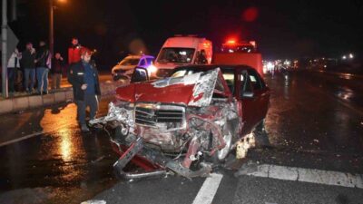 Sakarya’nın Hendek ilçesi D-100 kara yolunda otomobil ile servis minibüsünün