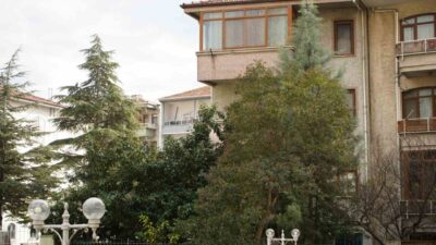 Sakarya genelinde etkili olan şiddetli rüzgar hayatı olumsuz etkilemenin yanı