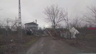 SAKARYA (İHA) – Sakarya’da etkili olan şiddetli rüzgar Hendek ilçesinde