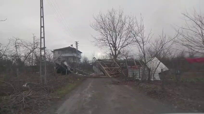 SAKARYA (İHA) – Sakarya’da etkili olan şiddetli rüzgar Hendek ilçesinde