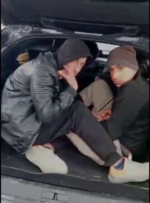 Sakarya’da polis ekiplerince otoyolda durdurulan SUV tarzı aracın ön, arka