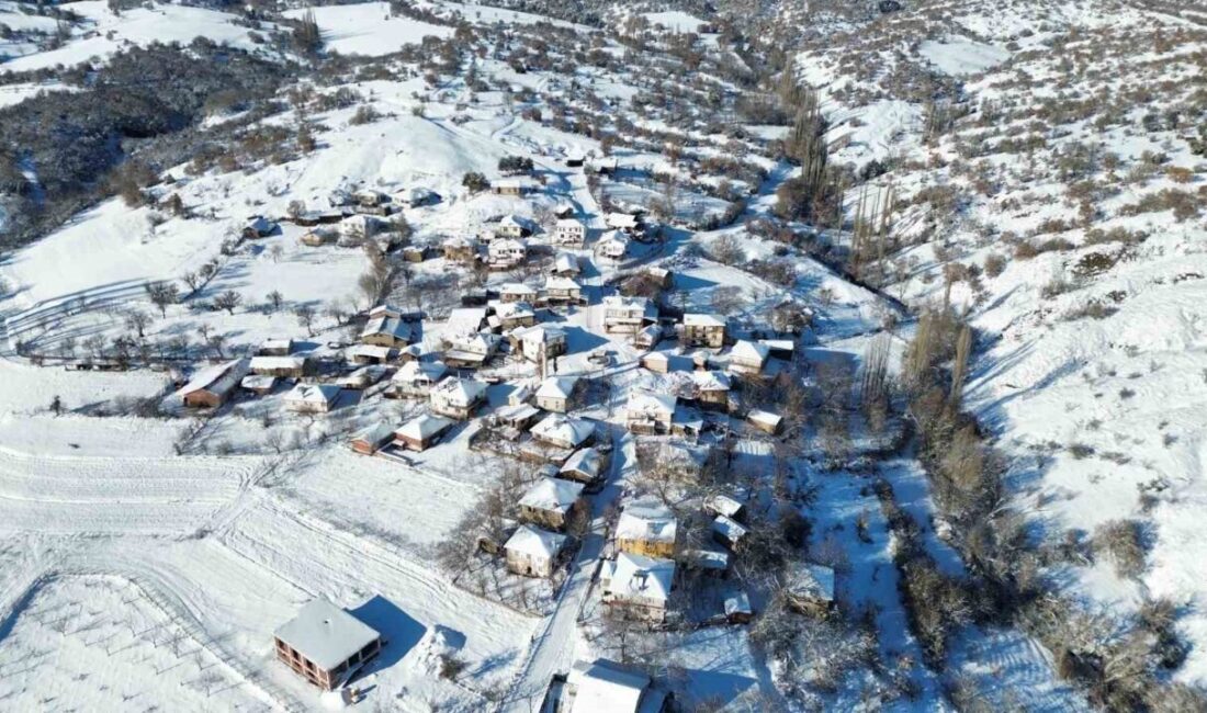 Tarihi ilçede kış güzelliği Bolu’nun Göynük ilçesine bağlı Karafakılar köyü, kar yağışının ardından beyaz