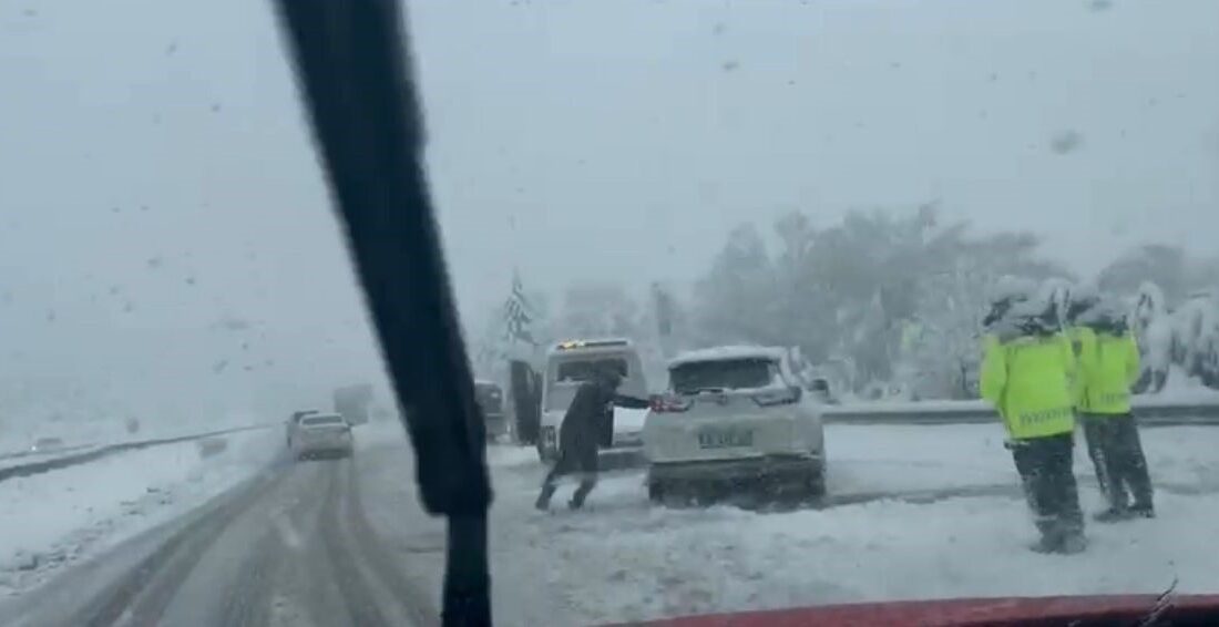 TEM Otoyolu Bolu geçişinde yoğun kar esareti: Yolda kalan araçlar trafiği aksatıyor TEM Otoyolu’nun Bolu Dağı Tüneli geçişinde etkili olan yoğun kar