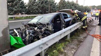 TEM Otoyolu’nun Kocaeli geçişinde demir bariyerleri parçalayan ve yön tabelasına