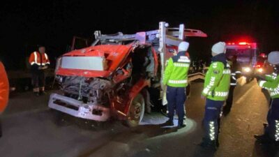 TEM Otoyolu’nun Kocaeli geçişinde tıra arkadan çarpan kamyonetin sürücüsü, hem