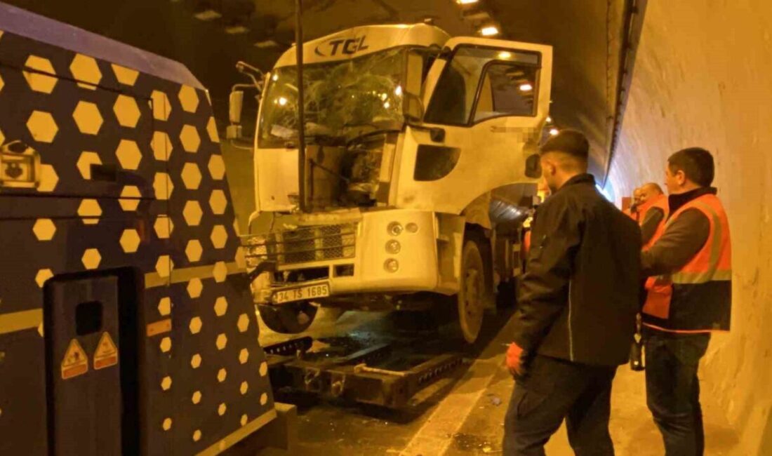 Kocaeli’de TEM Otoyolu Gültepe Tüneli’nde yol çalışması nedeniyle yavaşlayan trafikte