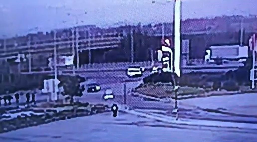 Ticari araç bariyerlere ok gibi saplandı: 2 kişinin hayatını kaybettiği feci kaza kamerada TEM Otoyolu’nun Düzce geçişinde bariyerlere ok gibi saplanan otomobildeki 2