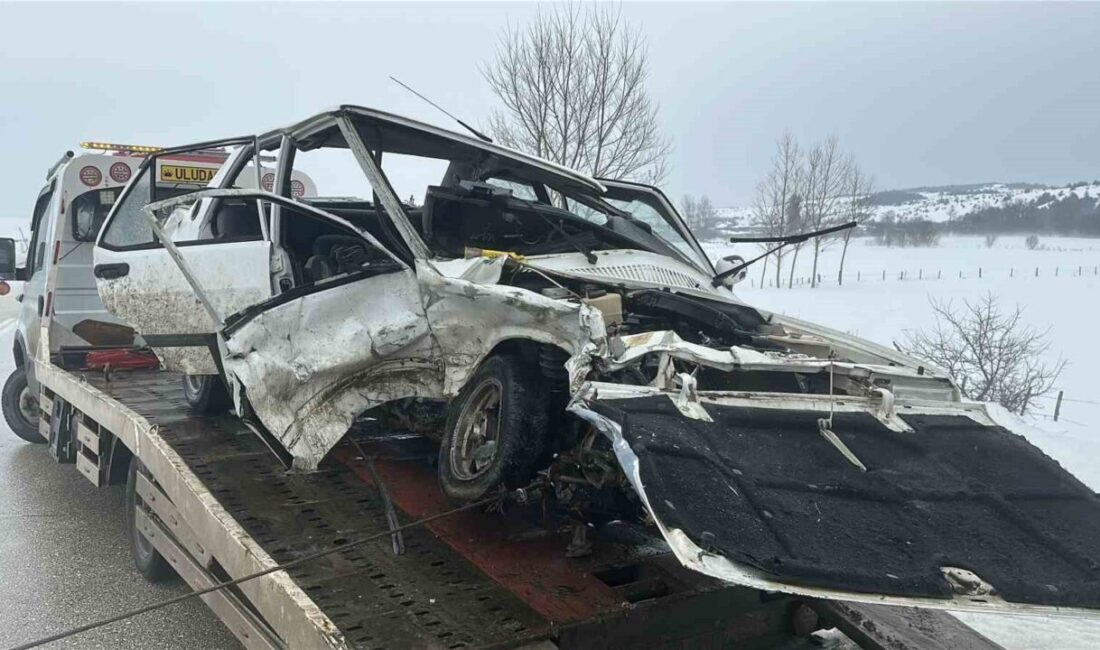 Kastamonu’nun Seydiler ilçesinde karşı şeride geçen Tofaş-Fiat marka otomobil, karşı