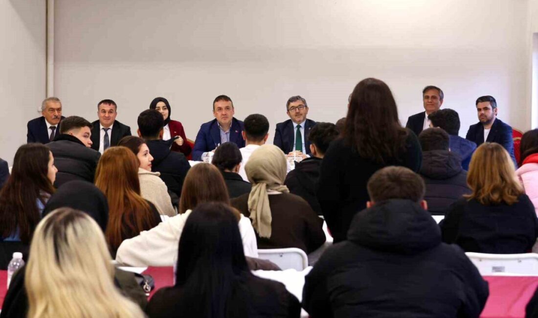 Bilecik Valisi Faik Oktay Sözer, Gölpazarı Meslek Yüksekokulu’nda öğrencilerle bir