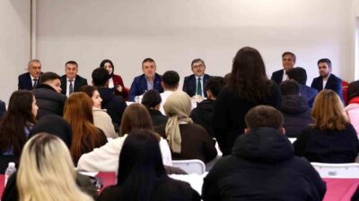 Bilecik Valisi Faik Oktay Sözer, Gölpazarı Meslek Yüksekokulu’nda öğrencilerle bir