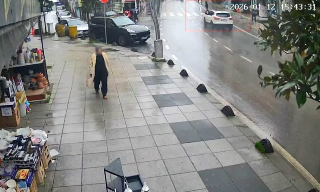 Kocaeli’nin Çayırova ilçesinde yaya geçidinden karşıya geçerken bir otomobilin çarpması