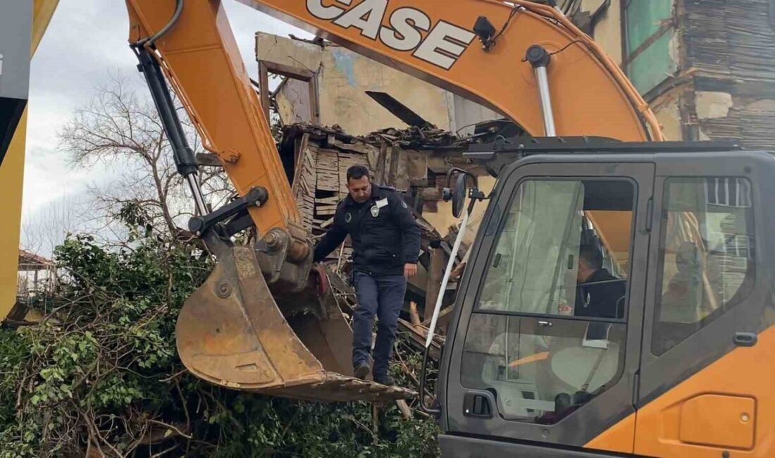Bolu’da tehlike arz eden metruk binanın yıkımı sırasında duvarda asılı