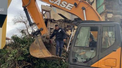 Bolu’da kısmi çökme yaşanan metruk binanın kontrollü yıkımı sırasında zabıta