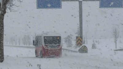 Düzce’de sabah saatlerinde etkili olan kar yağışı kenti beyaza bürürken,
