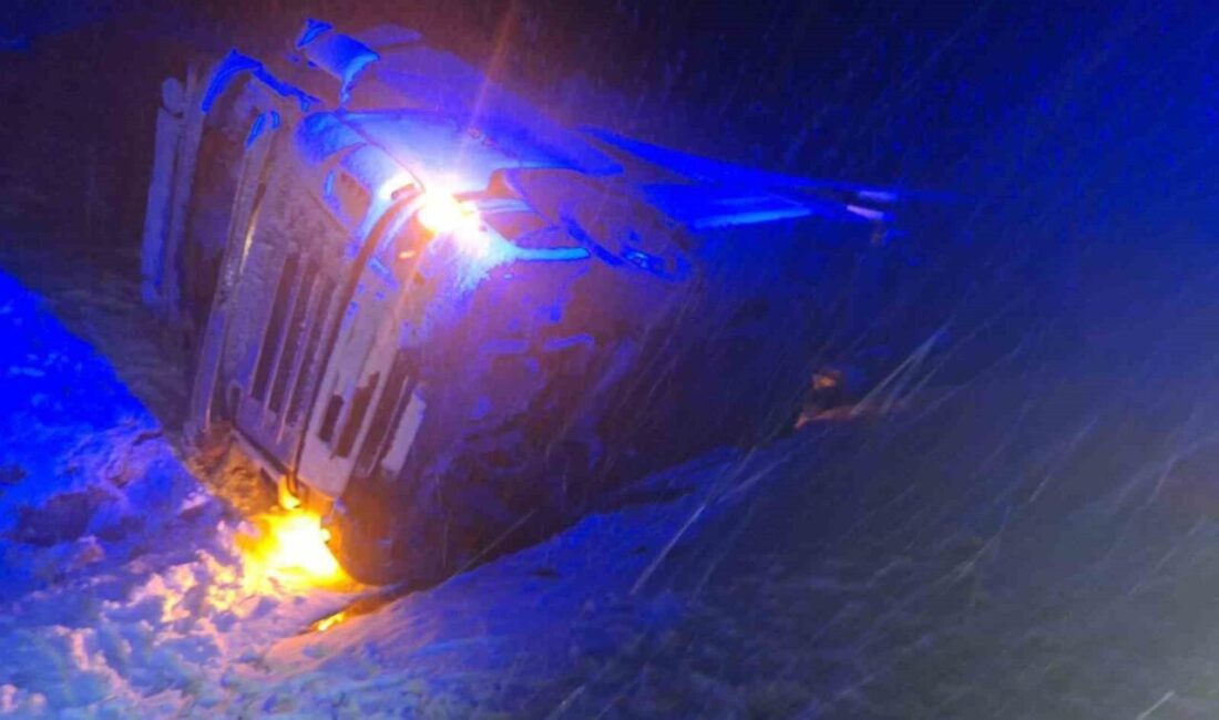 Bilecik’te seyir halinde kar yağışta kayan tır devrildi, sürücü yaralandı.