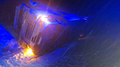 Bilecik’te seyir halinde kar yağışta kayan tır devrildi, sürücü yaralandı.