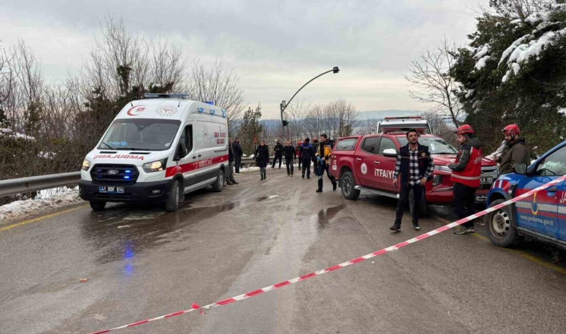 Kocaeli’nin Kartepe ilçesinde, içinde yolcuların bulunduğu otobüs şarampole yuvarlandı. Çok