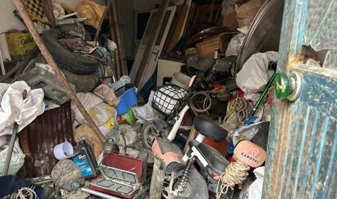 Sakarya’nın Akyazı ilçesinde 76 yaşındaki adamın 25 yıldır evinde biriktirdiği