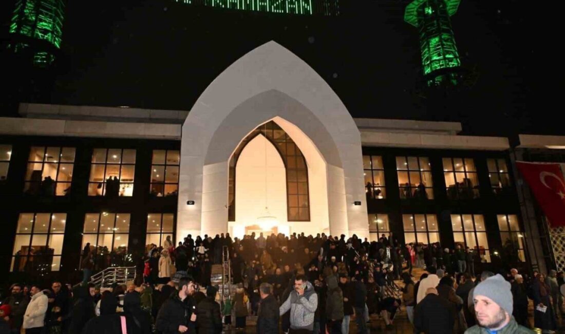 Kocaeli’nin Kartepe ilçesinde yapımı tamamlanan Kartepe Kent Meydanı Cami, Ramazan